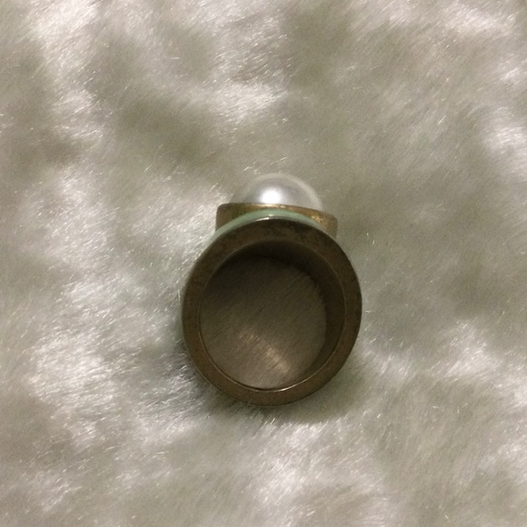 ☘️Lia Sophia Green Enamel Large Faux Pearl Ring - Picture 2 of 5